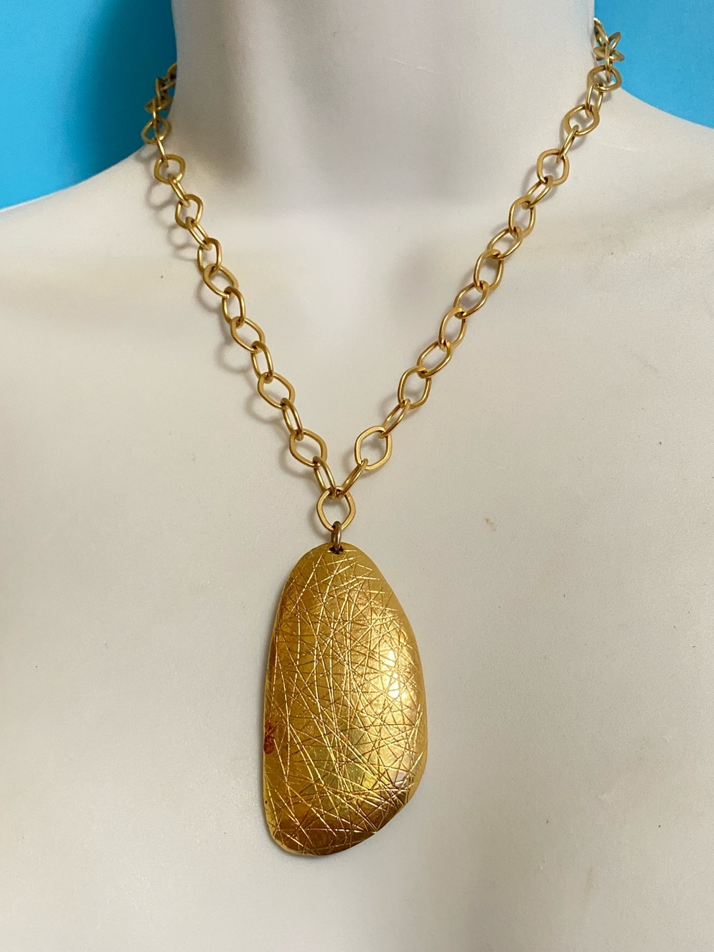 CHICO’S Gold Tone Textured Pendant Round Link Chain.